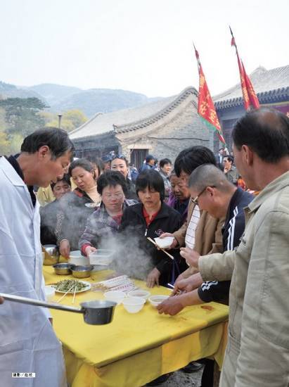 施粥(摄影：赵欣)
