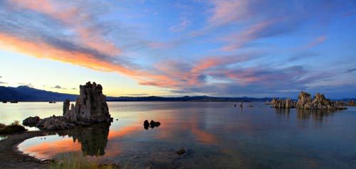 北美最古老的盐湖莫诺湖(mono lake)暮色四合之中的水上宫殿。