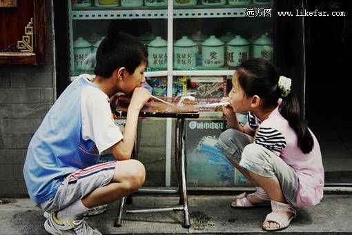南锣鼓巷里玩耍的小孩(作者：潘潘猫)