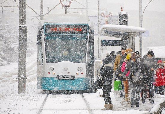冬季，大连市民在雪中等候202路铛铛车 新华社发(吕文正 摄) 