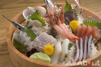 豪爽的桶装生鱼片(4,935日元)内有7种以上鱼类