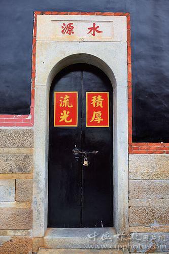 中式门户设计，美观之余还蕴含重视道德修养的含义(郭敬文摄)