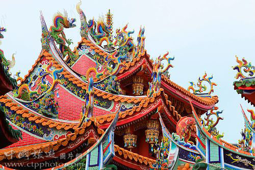 重重迭迭的飞檐翘角，腾云驾雾的神龙，雕梁画栋，尽显闽南建筑特色(郭敬文摄)