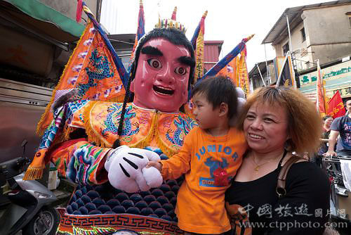 新潮的电音三太子惹人喜爱(王苗摄)