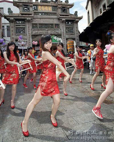 小板红鞋舞团前来助兴(杨永智摄)