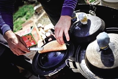  榆林街头的特色小吃——摊餭(huáng)。