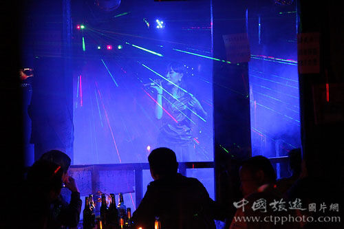 霓虹闪烁的演艺吧(武仲林摄)