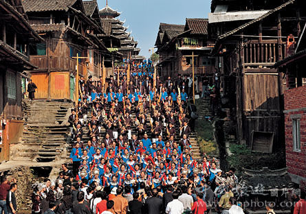 侗家人都会在新春期间举行多耶祭萨仪式来祭拜侗族的祖母，就如汉族过年期间到祠堂拜祭祖宗一样。(胡锦朝摄)