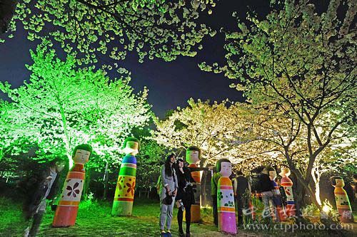 花前月下的日本娃娃(CFP)