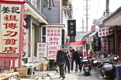  富春茶社所在的街道两边，林立着卖“扬州三把刀”(厨刀、修脚刀、理发刀)的店铺。