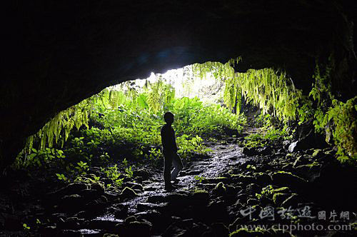 走进雷虎岭的熔岩隧道(郭惠仪摄)
