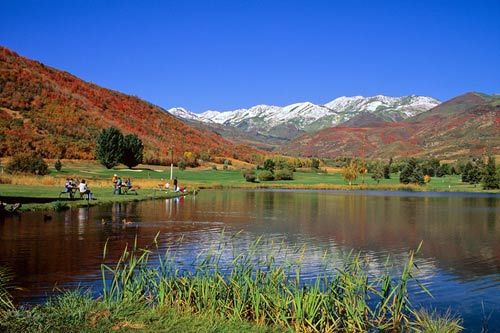 秋天的瓦萨齐山高尔夫场(Wasatch Mountain Golf Course)，高处的山峰积雪了，在如此美景下打高尔夫球何不惬意？
