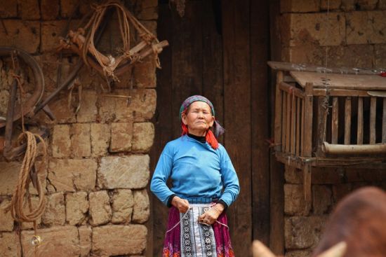 普者黑的苗族阿妈(图：POCO网泉水叮咚拍摄)