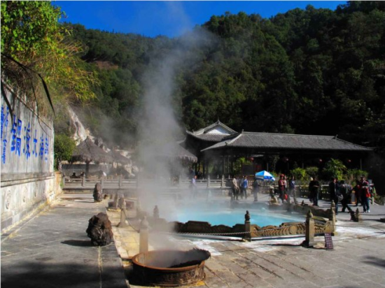 大滚锅旁的蒸锅(图：新浪博客 作者：于子)