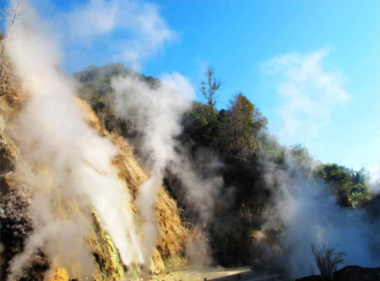 温泉瀑布(图：新浪博客 作者：于子)