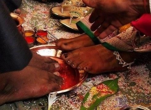 探秘印度荒谬风俗 巫医踩踏小孩治病