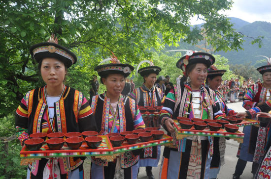 九寨沟和甘肃文县一带的少数民族,许多专家学者认为是氐族,系古代白