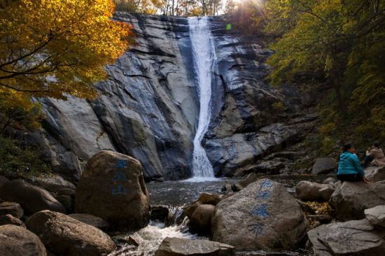 深秋探访漫山金黄的雾灵山