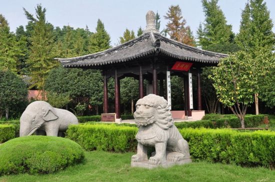 神道两边有御碑亭(康熙、乾隆都来过)