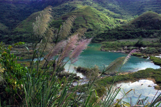 边陲小镇赏归春河的静谧与矜持