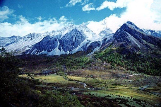 52:34 俄初山,在藏语里是"闪光之山"的意思,地处亚丁景区以北,它挺 