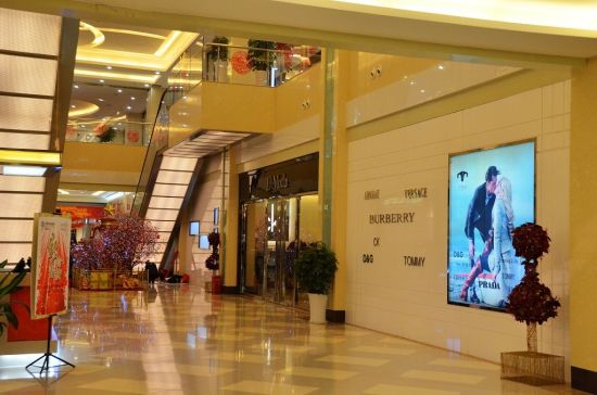 shopping mall就是超级购物商场,人们在超级购物中心,吃,喝,玩,乐,购