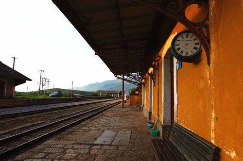 碧色寨的钟表显示着这里的沧桑(图：爱程网)