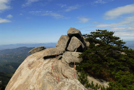 经过3个小时左右的车程,沿途观百里生态画廊,抵达薄刀峰景区