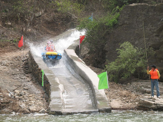 清凉一夏 徐州贾汪大景山体验漂流