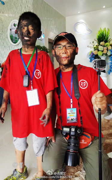 花脸节照片(左一肖育文儿子 右一 肖育文)