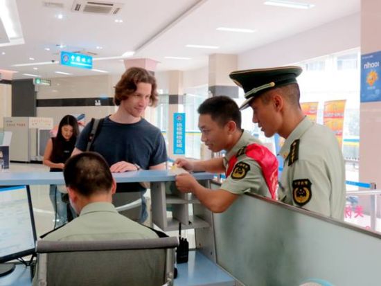 第三国人员在天保口岸办理通关手续 (李玉梅/摄)