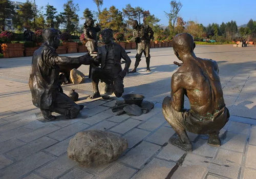 广场铜像(图片来源：beautyalu)