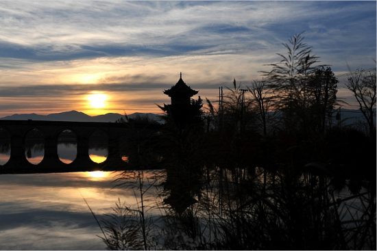 日暮时分的建水双龙桥(图片来源：@托斯卡纳TSKN)