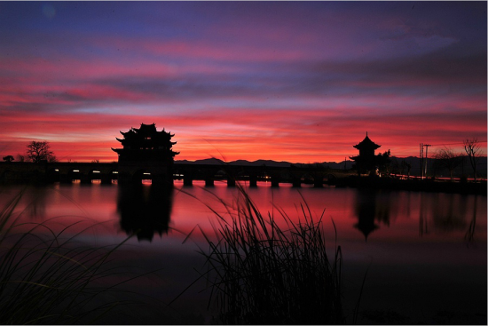 晚霞映衬下的建水双龙桥(图片来源：@托斯卡纳TSKN)