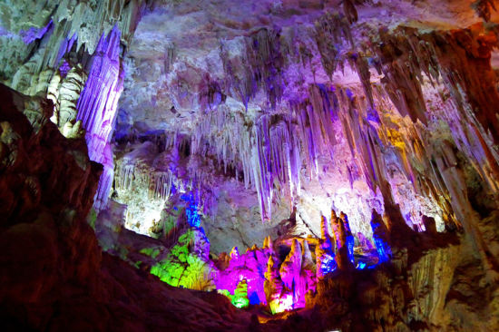 建水燕子洞内景(图片来源：@时光是旅行和记忆的橡皮擦)