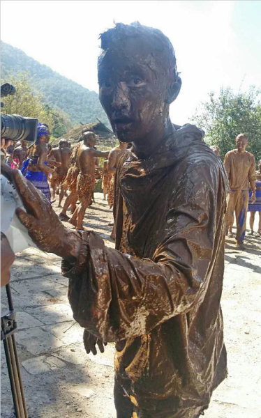 在翁丁古寨录制节目的周迅(图片来源：@七彩云南)