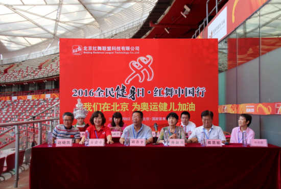 广场舞大妈“跳进”鸟巢