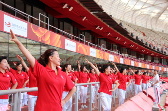 广场舞大妈“跳进”鸟巢