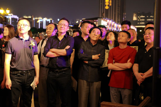 阿里巴巴集团董事局主席马云先生现身汉口江滩码头