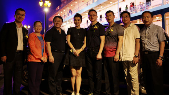 “知音号”甲板上合影