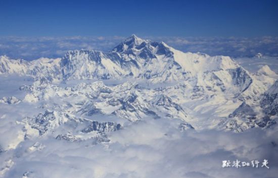 遇见珠穆朗玛 雄伟傲立于云端