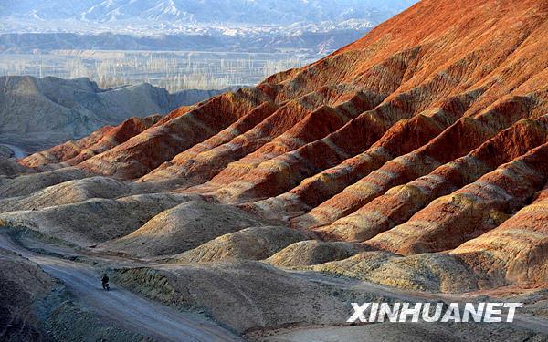 　　甘肃省张掖市临泽县倪家营乡境内的戈壁丹霞景观(摄于3月17日)。新华社记者 韩传号 摄