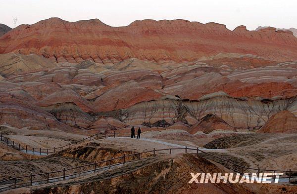 　　甘肃省张掖市临泽县倪家营乡境内的戈壁丹霞景观(摄于3月17日)。新华社记者 韩传号 摄 
