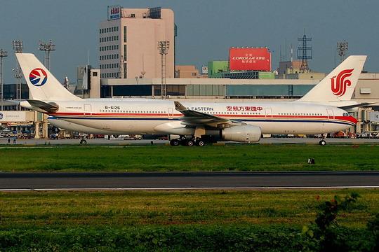 2007年9月，上海虹桥国际机场（国际航空运输协会代码：SHA，国际民用航空组织代码：ZSSS），中国国际航空公司B-2469号波音747-4J6(M)型客机（后）和中国东方航空公司B-6126号空中客车A330-243型客机（前）正在滑行。民航资源网资料图片，摄影：民航资源网网友“DJDJDJ”