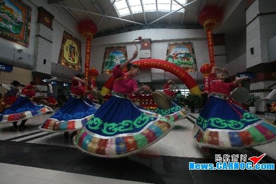 庆典现场舞蹈表演。摄影：赵攀峰