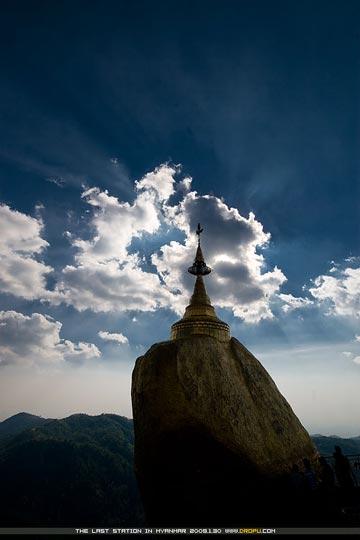 缅甸风动石佛塔 我站在凛冽风中(组图)