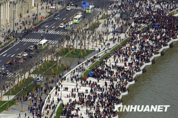 鸟瞰崭新的上海外滩（3月28日摄）。新华社发(朱岚 摄)