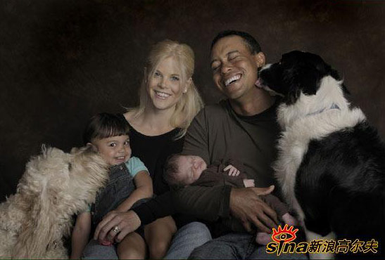 伍兹新全家福 一家四口其乐融融