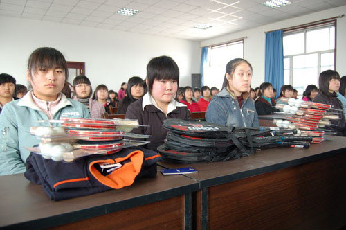 学生们接收体育器材