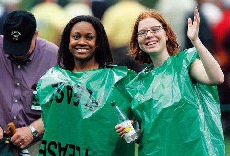 雨衣是观战名人赛的必备工具